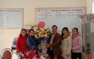 Các đồng chí lãnh đạo địa phương thăm và tặng quà cho Cán bộ và nhân viên Trạm y tế xã nhân kỷ niệm 68 năm ngày Thầy thuốc Việt Nam.